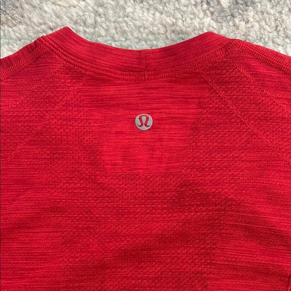 lululemon metal vent short sleeve shirt, red, size M - Picture 3 of 4